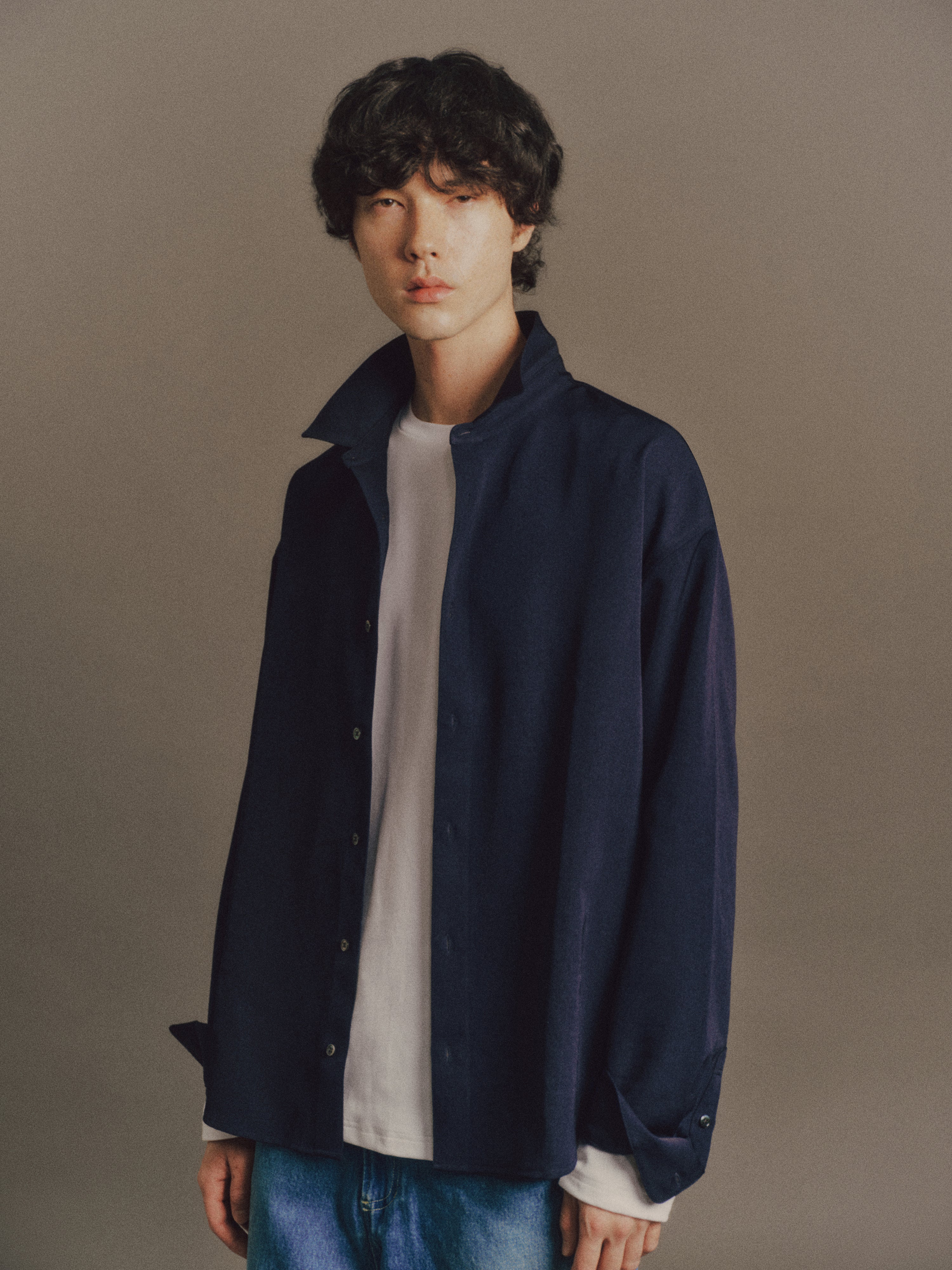 Émile wears Ash Shirt in Dark Navy, Denzel Top in White, Leo Jean in Washed Blue